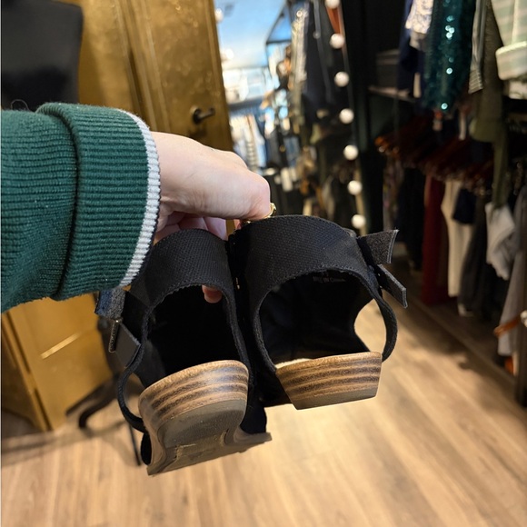 Blowfish Gladiator Sandals Black Canvas size 8 - Picture 4 of 5